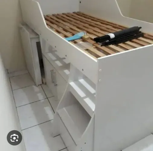 Cama infantil com pequenas avarias..