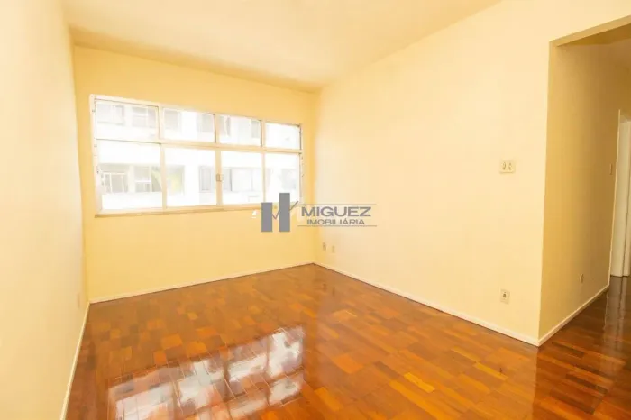 Rua do Bispo - Apartamento com 2 Quartos, Vaga, Porteiro 24 Horas Tijuca. Código 15523