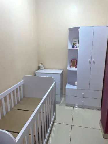 Berço e guarda roupa