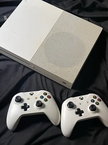 XBOX ONE S 1TB USADO + 2 CONTROLES