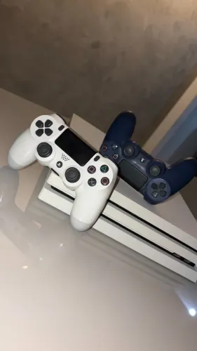 PS4 Pro Desbloqueado Branco (Raro) + 1.5TB + 2 Controles + 1000 Jogos