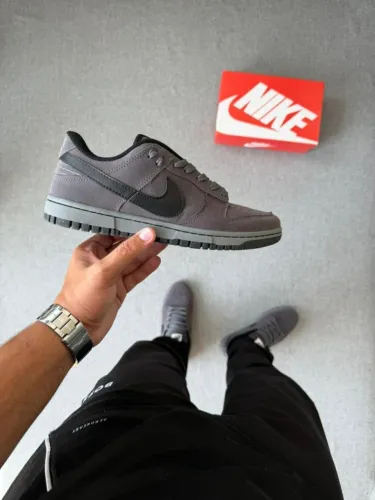 Nike SB Dunk Low Classics Cor: Grafite / Preto 2 Tipos de Cadarço - Disponível 38 ao 43