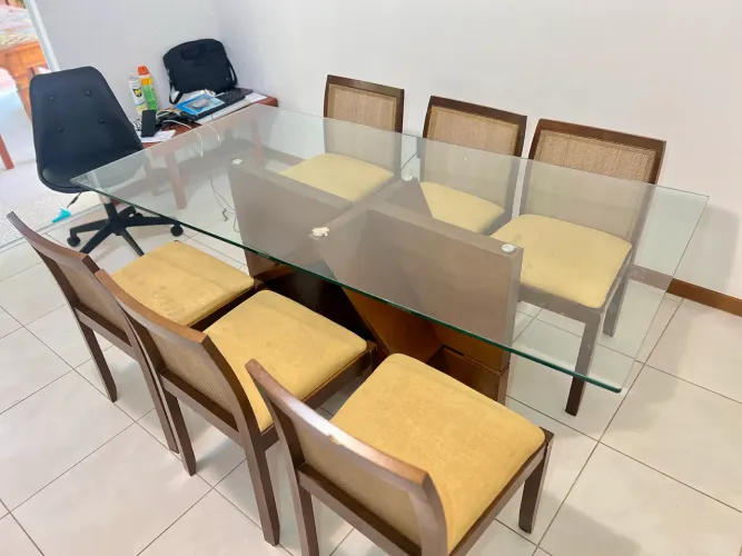 Mesa com 6 cadeiras de vidro