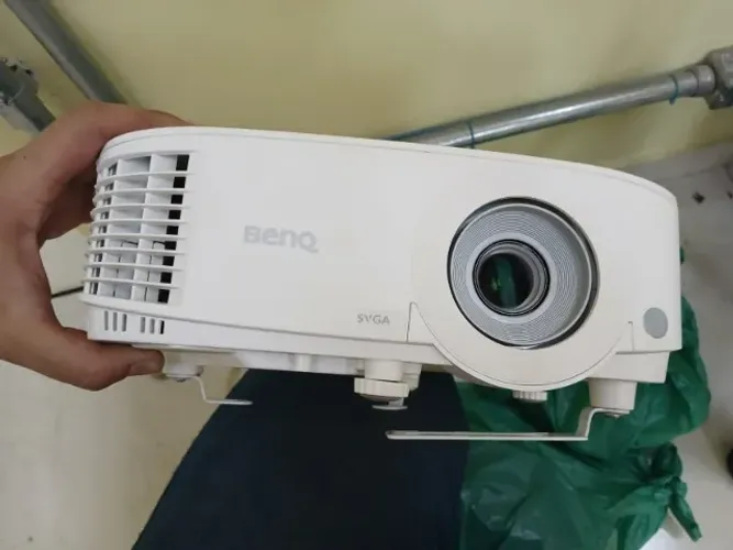 ?Título: Kit Projeção: Projetor BenQ 4000 Lumens + Tela Retrátil com Tripé (Semi-novo) ?