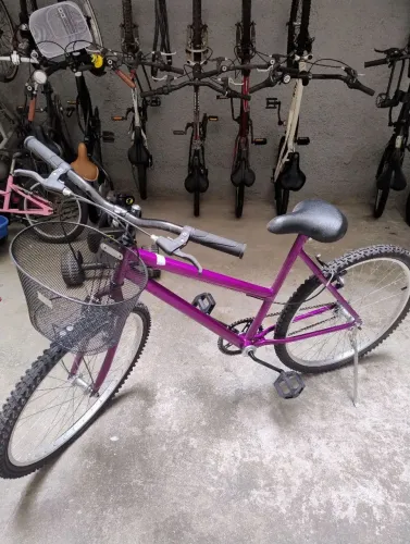 Linda Bike feminina. Roxa aro 26 com cesta.