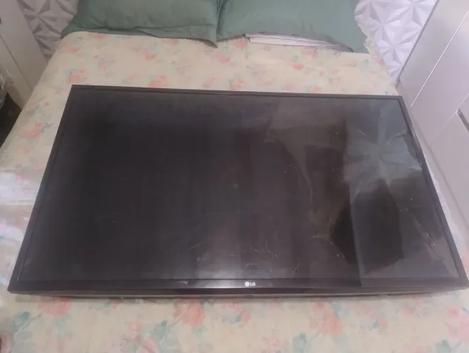 Vende-se tv 43 polegadas com defeito pra arrumar ou tira pecas