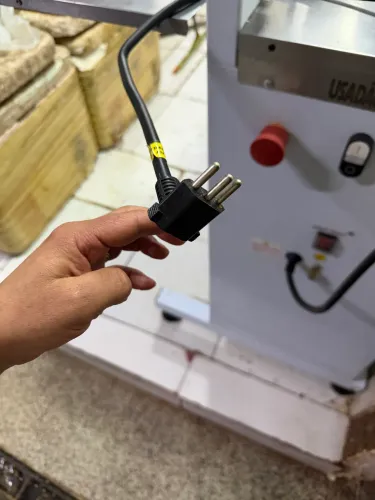 Máquina de serra fita para carne ossos. Grande