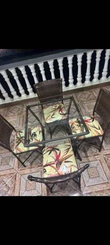 Vende-se uma mesa de vidro com (04) cadeiras.. preço de oportunidade..