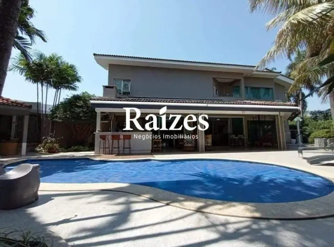 Casa de Alto Padrão em Condomínio Fechado - 4 suítes, 408 m² em Uberlândia - MG