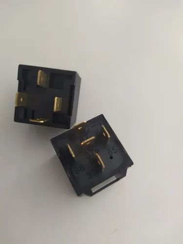 Relê 4 e 5 pinos. Novo. R$ 20,00. Cada.instalado. 
