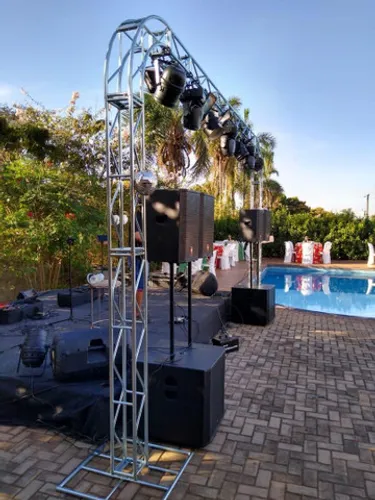 Som/palco/iluminação.