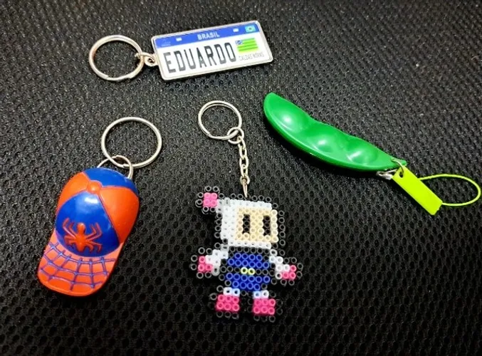 Conjunto 4 Chaveiros - Boné Temático do Homem Aranha, Bomberman 8 bits e outros