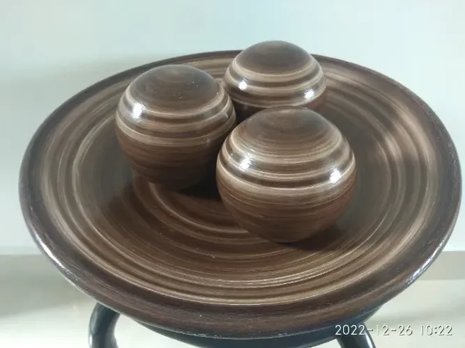 Centro de mesa em barro com 3 esferas decorativas 