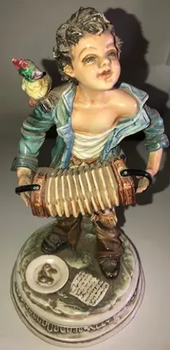 Porcelana menino instrumentista com pássaro Capodimonte Mollica