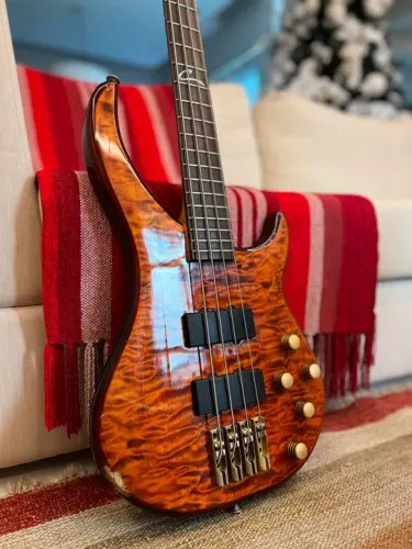 Baixo Peavey Cirrus Flame Top