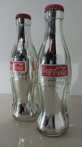 Duas Garrafas Coca-Cola espelhadas