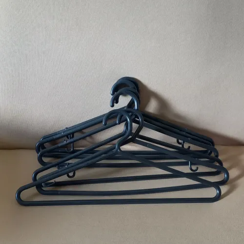 Cabides de Plástico Pretos 