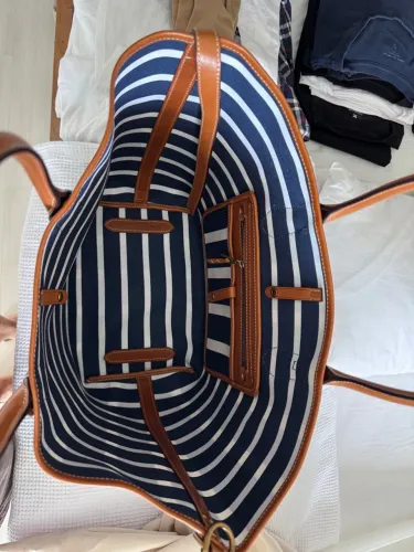 Bolsa Tote Listrada Azul e Branca com Detalhes em Couro