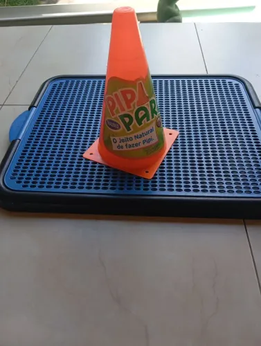 Banheiro pet e cone para educação de xixi de pets.