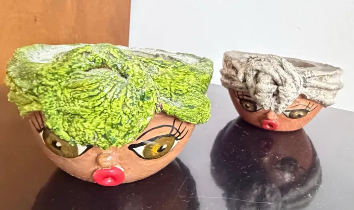 Dupla de Vasos de planta em cimento moças com turbante 