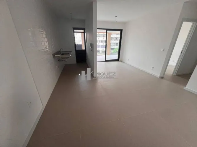 Apartamento à venda, Rua Dona Delfina, Metrô Uruguai, varanda, 02 quartos, suíte, garagem,