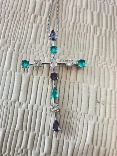 corrente de 35 cm e crucifixo de 3cm x 4 cm com pedras.  lindo conjunto, usado apenas 1 ve