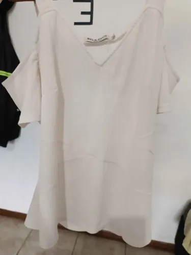 Blusa branca com detalhes de botão