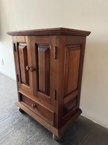 Charmoso armário de madeira, ideal para organizar objetos