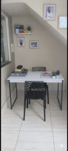 Mesa de escritório e cadeiras