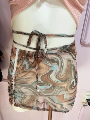 Saia e Top com Estampa Abstrata - Elegância e Estilo!