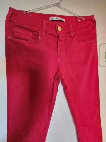 Calca Justa C&A skinny cor bordô cintura média com detalhe de ziper na perna