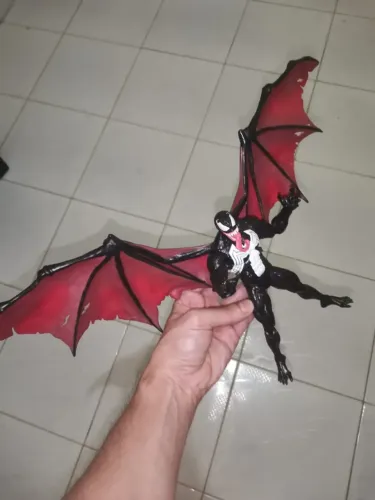 Marvel Legends Venom com asas 