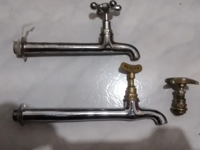Vendo ou troco kit de 2 torneiras de metal cromadas para pia de cozinha