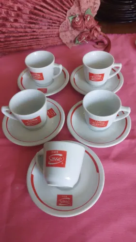 Jogo antigo com 5 xícaras de café com pires.