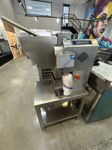 Ralador e desfiador de alimentos pedestal 300  380V trifásico - grano 