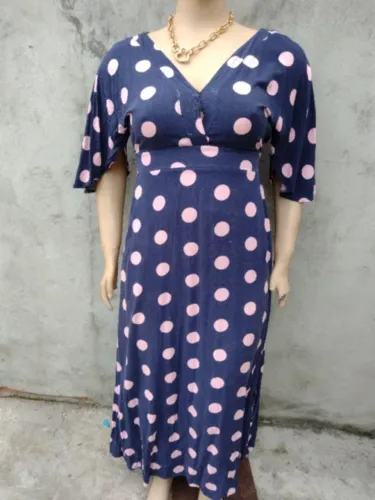 Vestido longo azul com poá rosa