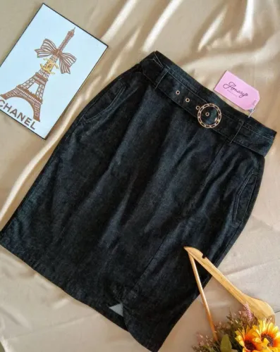 Saia jeans preta modelagem secretária 