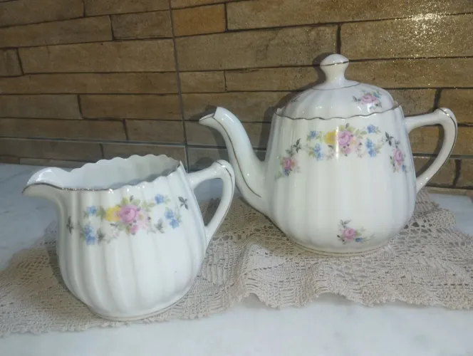 Conjunto de Chá em Porcelana com Flores
