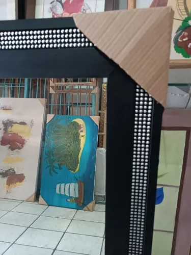 espelho na cor preto  com detalhes com pedrinhas na cor prata de luxo elegante