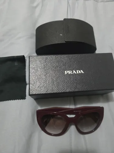 Óculos de sol prada original, fabricação italiana. Acompanha caixa, case e flanela.