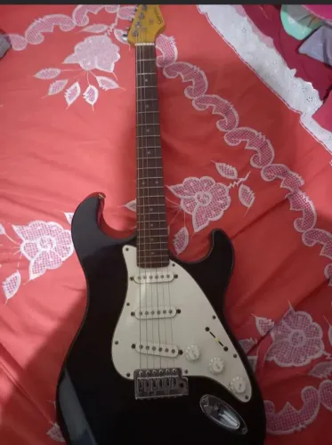 Vendo ou Troco essa Guitarra Elétrica por uma bateria eletrônica 