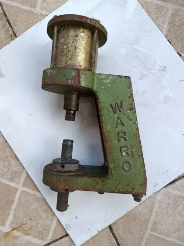 Máquina de botão e rebite