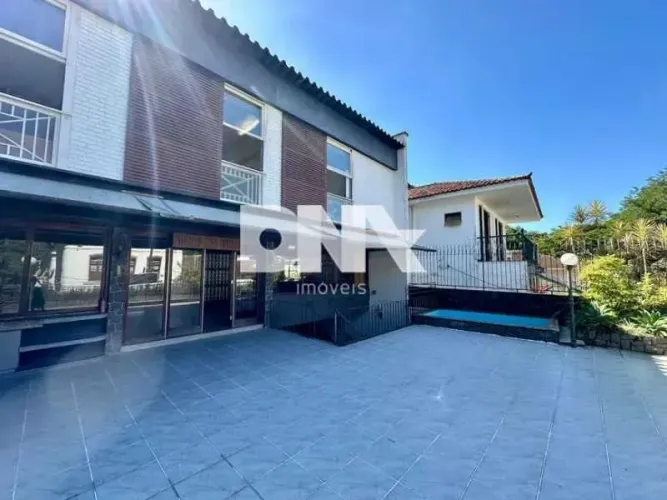 Casa de rua - Duplex / Residencial / Jardim Botânico