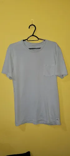 Camiseta manga curta com bolso