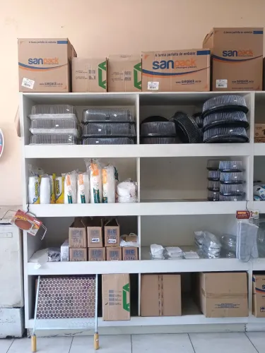 Prateleiras de Armazenamento para Comércio em MDF em estado muito bom. Estante em módulo.