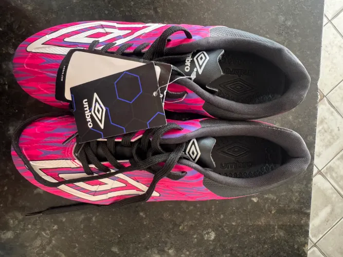 Chuteira Umbro Ultimate Campo Rosa e Preta 