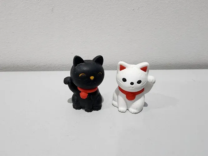 2 Miniaturas Gatos da Sorte Maneki Neko - Par 3,5cm