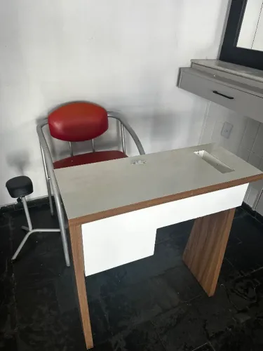Mesa de manicure com gaveta