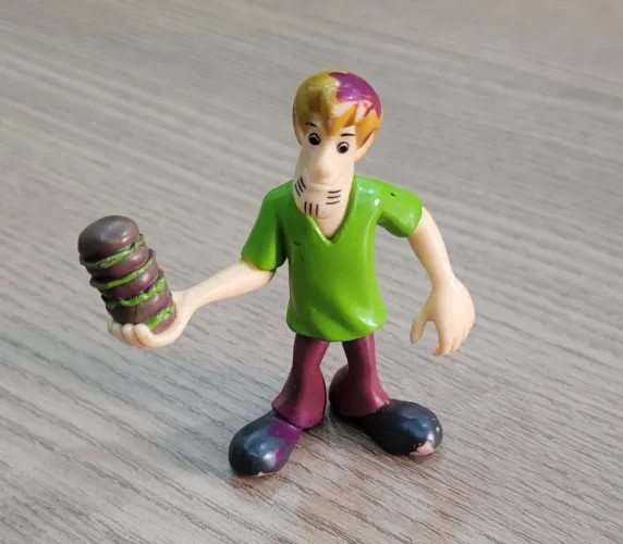 Boneco Shaggy Scooby Doo 6cm -Turma da Gosma Dtc 1-Detalhe na pintura no pe