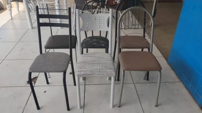 Cadeira, modelos variados. Valor: 150,00 reais cada. Kit com 04 fica 125,00 reais cada. 